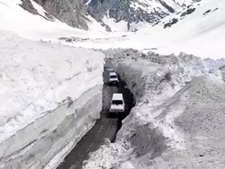 Z-Morh tunnel in Kashmir to be completed by Jun 2021.
