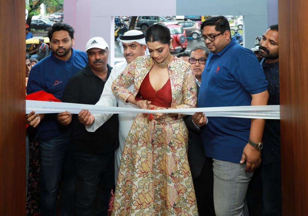 Actress Mamta Mohan Das and Honourable Mayor of Kochi, Shri Anilkumar inaugurate Alteza showroom in Kochi